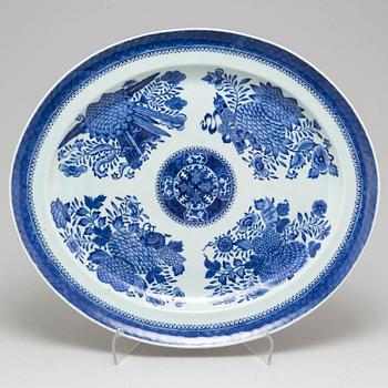 A large blue and white 'Fitzhugh' pattern serving dish, Qing dynasty, Qianlong (1736-95).