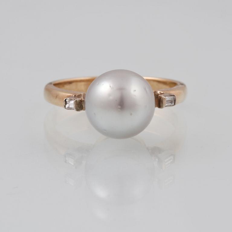 RING, 18K guld med 2 baguettslipade diamanter samt odlad pärla. Vikt 4,2 gram.