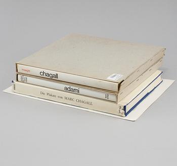 PARTI BÖCKER, 3 st, och GRAFISKT BLAD, Chagall och Adami, 1900-talets andra hälft.