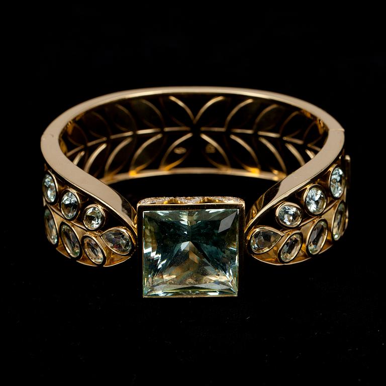 A BRACELET, 18K gold, aquamarines c. 50 ct, brilliant cut diamonds c. 0,70 ct. TEMPLE ST. CLAIR, USA. Weight 93 g.