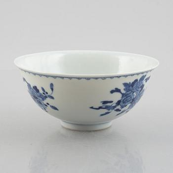 A group of three Chinese blue and white porcelain bowls, late Qing dynasty / early 20th century.