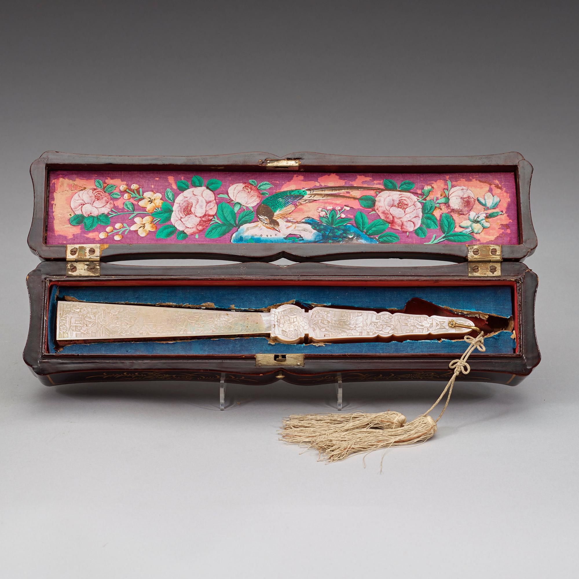 SOLJFÄDER och LACKASK, pärlemor och akvarell på papper. Qingdynastin, 1800-tal.