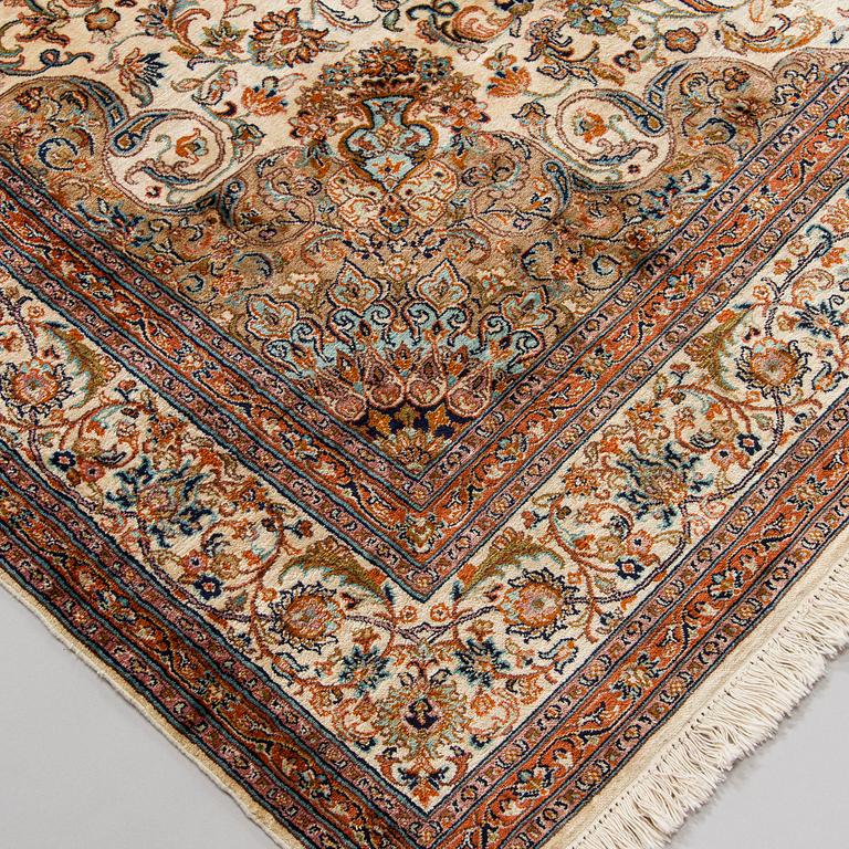Matto, Kashmir, silkkiä, ca 255 x 202 cm.,.
