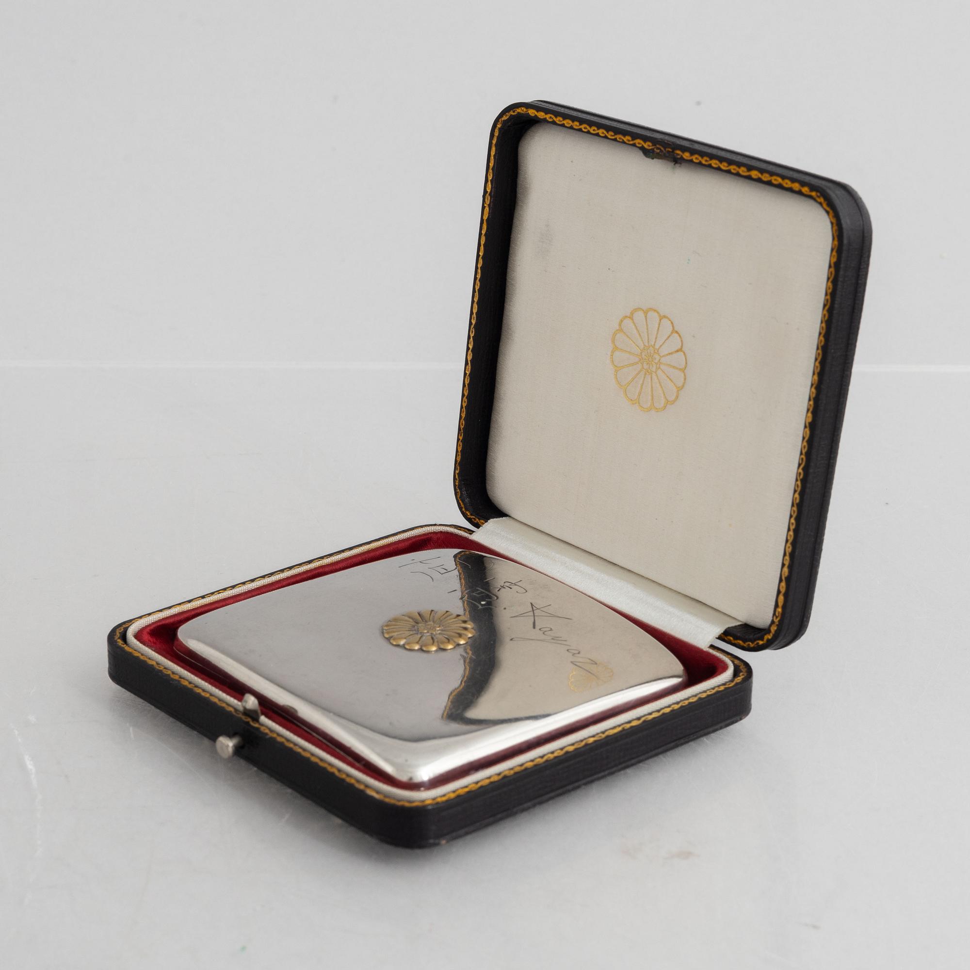 Etui, silver, Japan, 1900-talets första del. Vikt 112 gram.