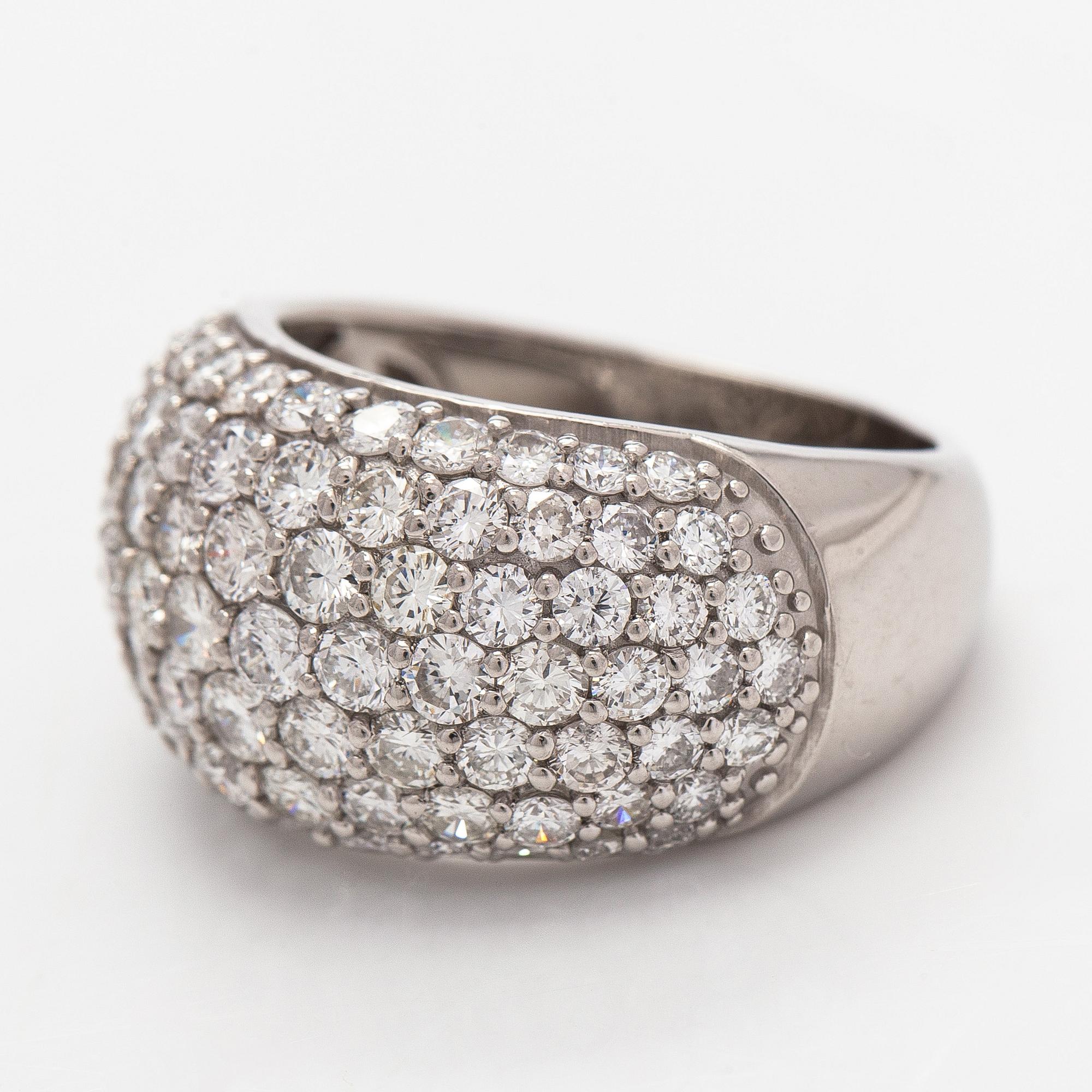 Ring, bombé, platina och briljantslipade diamanter.