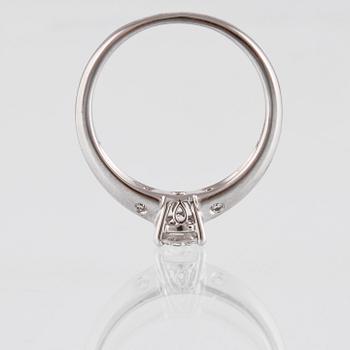 RING, 18K vitguld med briljantslipade diamanter ca 0.55 ct. Vikt 3,2 gram.