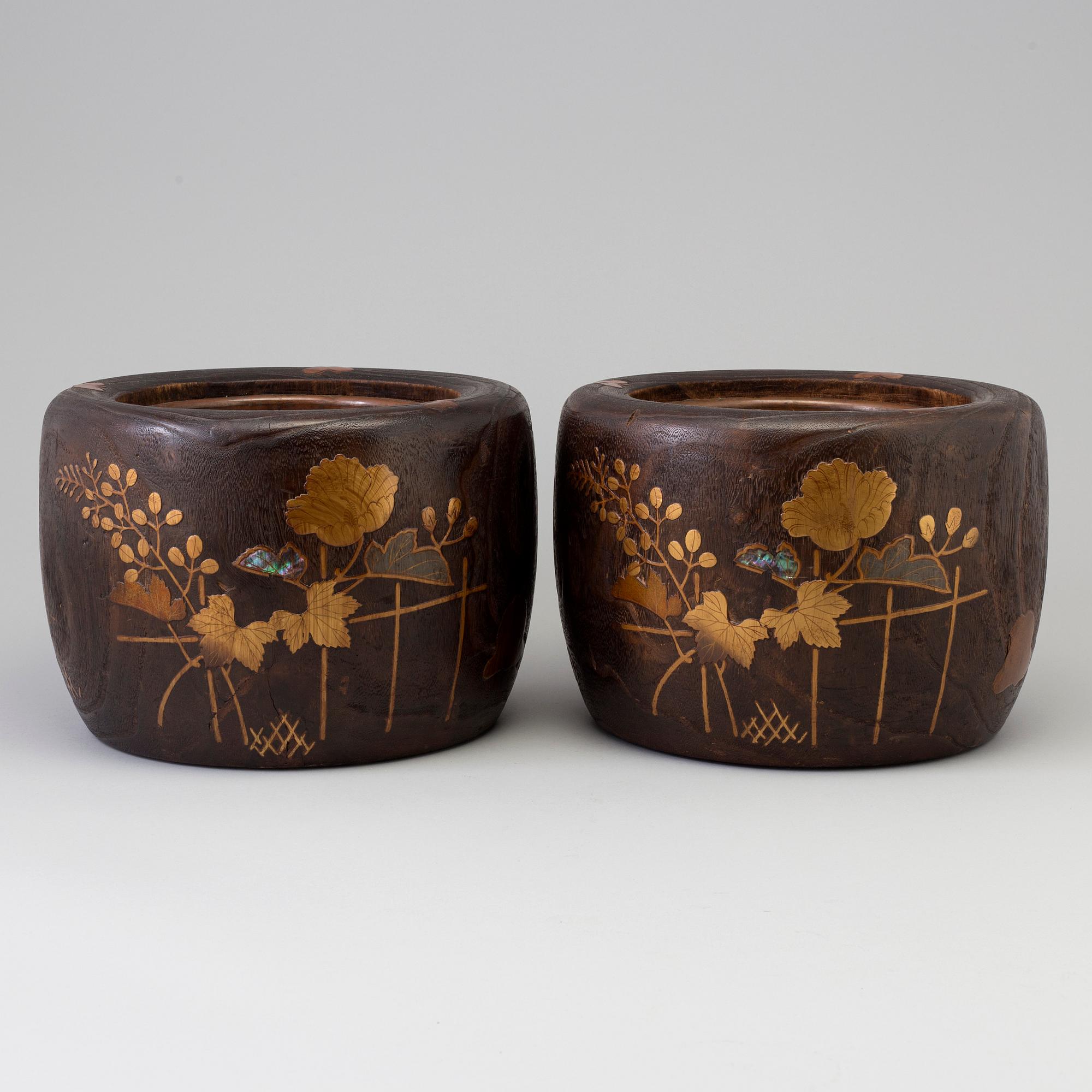 HIBICHI KRUKOR, ett par, trä med kopparinsats. Japan, Meiji (1868-1912).