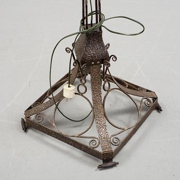 GOLVLAMPA, smidesjärn. 1900-talets första kvartal.