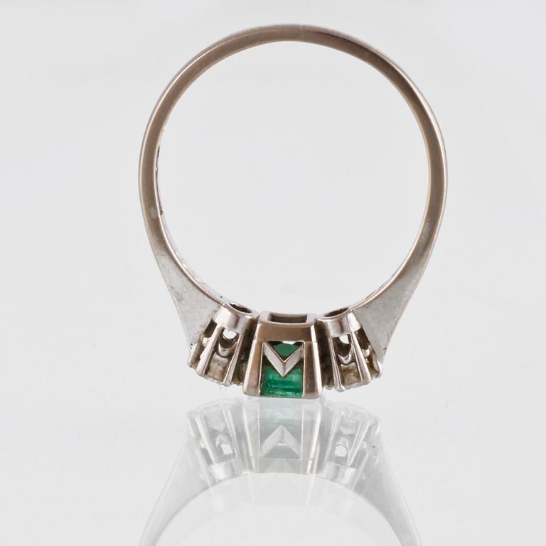 RING, 18K vitguld med 2 briljantslipade diamanter 0.30 ct samt smaragd 0.60 ct, Franz Holm, Stockholm, 1961. Vikt 3,2 g.