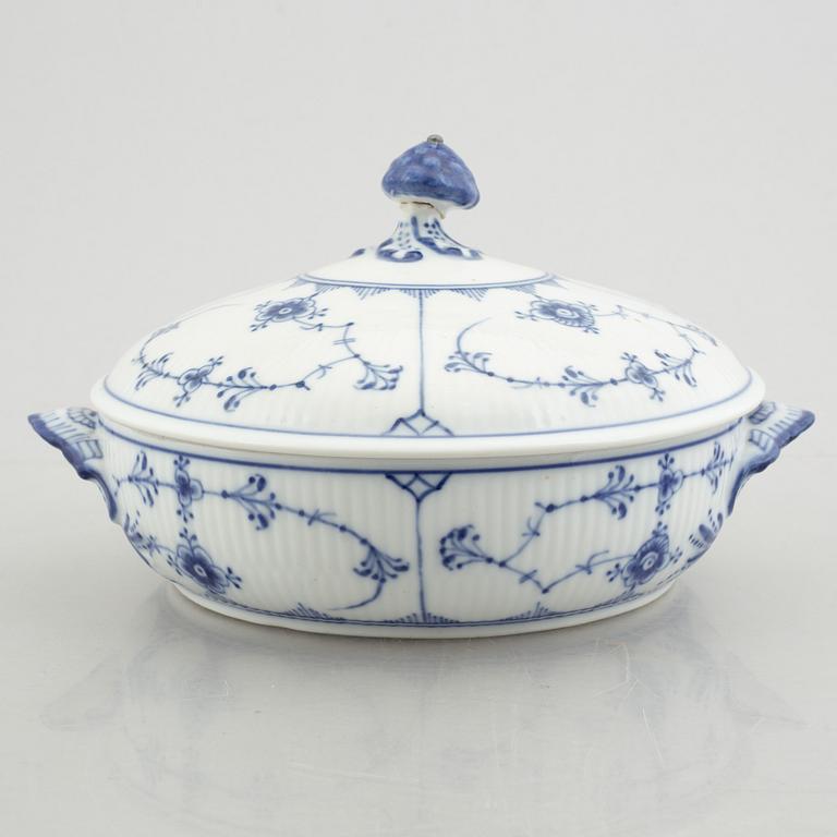 A tureen with cover and three sugar boxes with covers, "Blue Fluted"/"Musselmalet", Royal Copenhagen.