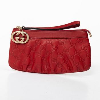 Gucci, The translation of "clutch" to English is "clutch.".