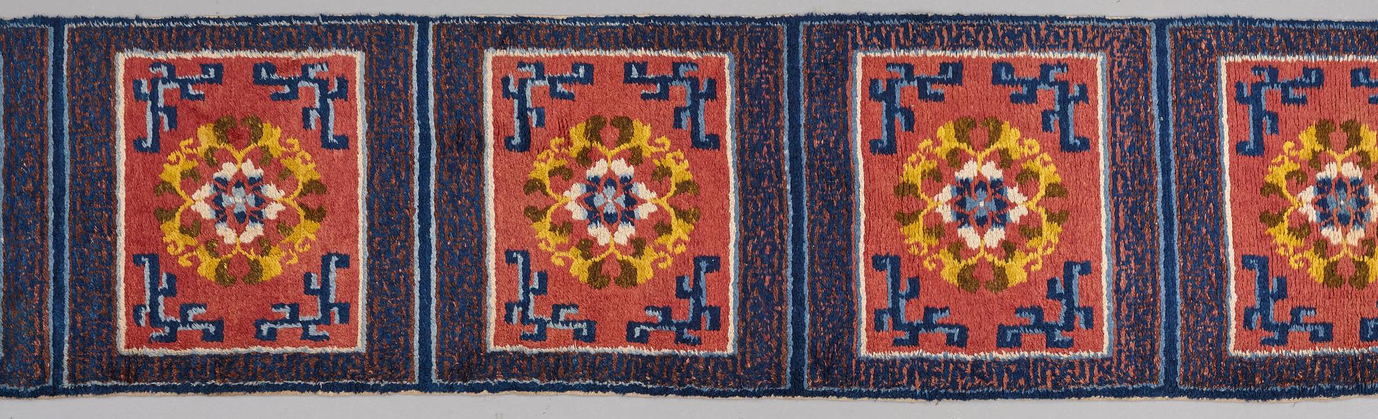 MEDITATIONSMATTA, tio rutor, semiantik Ningxia, Kina, ca 598,5 x 62 cm.