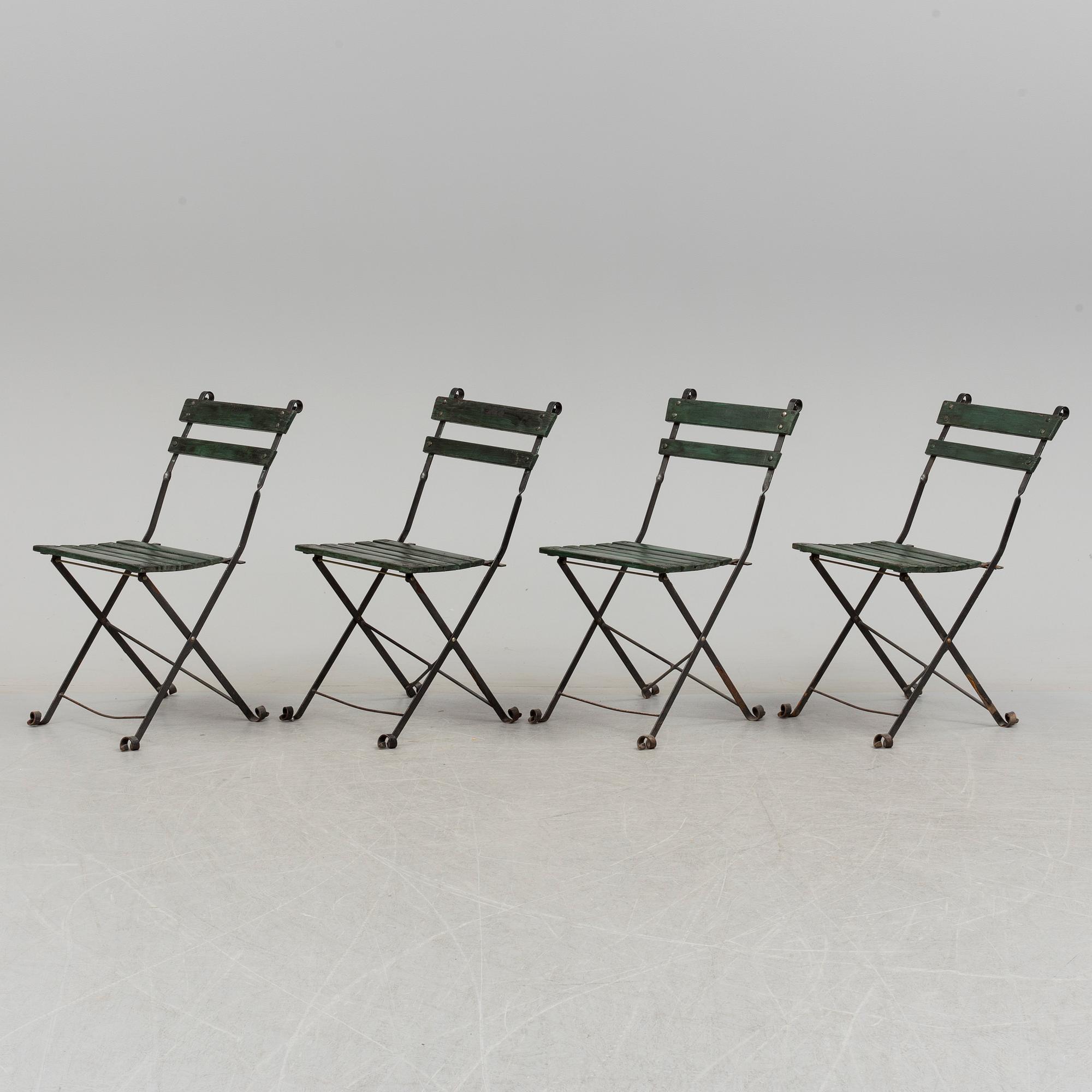 A Garden table and 4 chairs 20th century.