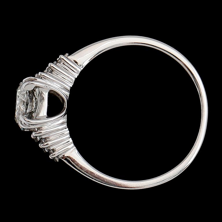 RING, 18 k vitguld, baguett- och briljantslipade diamanter tot ca 1.70 ct.