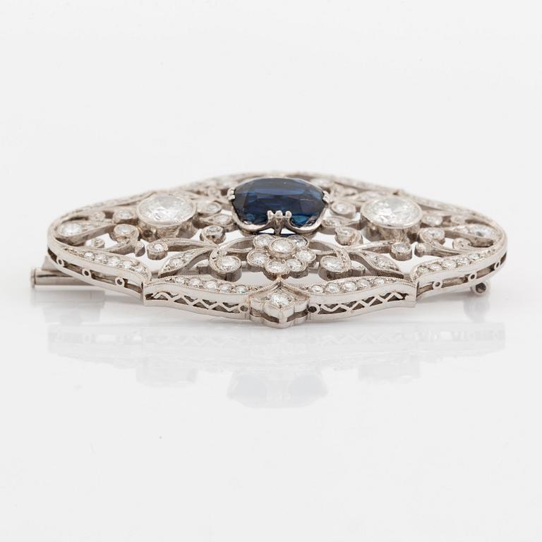 Brosch platina med en fasettslipad safir samt gammal- och åttkantslipade diamanter.