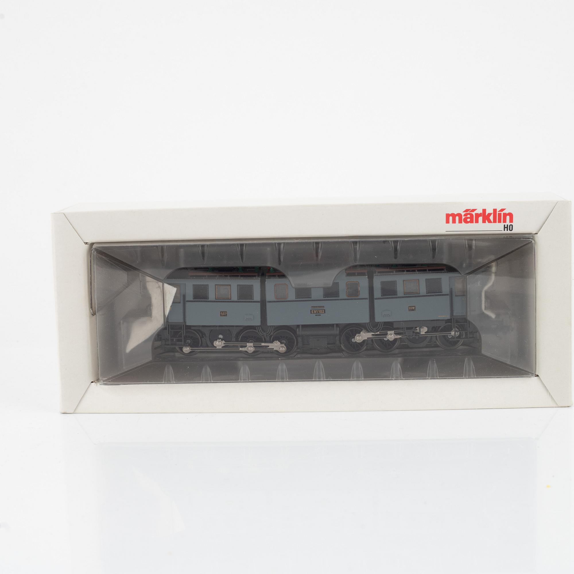 Märklin, two electric locomotives, model 3528 and 3338, and six cargo cars, gauge H0.