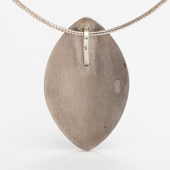 Pekka Piekäinen, Halsband "Marquise", sterlingsilver, emalj. Platinoro, Åbo.