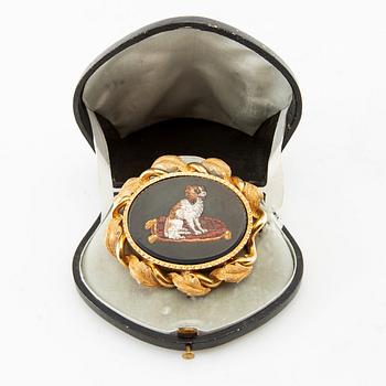 Gustaf Adolf Cedergren, brosch 18K guld med mikromosaik av en Cavalier king charles spaniel och original etui, 1800-tal.