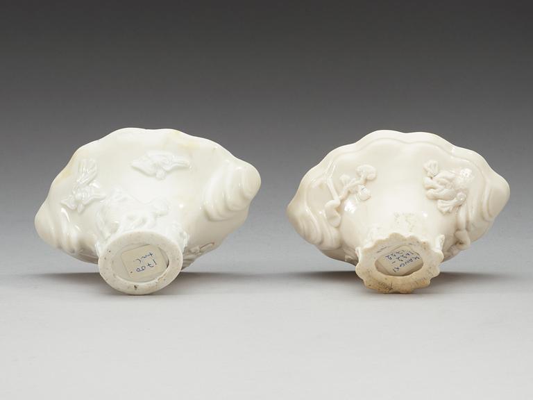 VINOFFERBÄGARE, två stycken, blanc de chine. Qing dynastin, 1700-tal.