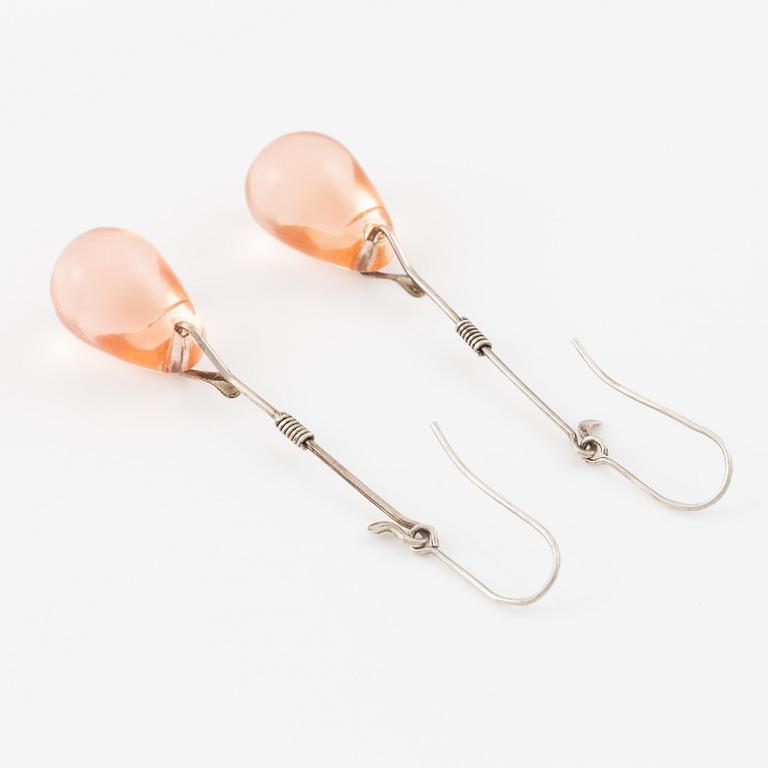 Vivianna Torun Bülow-Hübe, collier och örhängen, silver med lila-aprikosa glasdroppar.