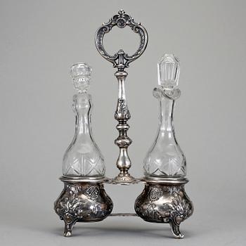 BORDSSURTOUT, silver och glas, troligen Österrike-Ungern,  1800-tals slut. Vikt ca 244,6 g.