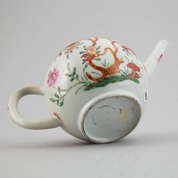 Tekanna med lock, kompaniporslin. Qingdynastin, Qianlong (1736-95).