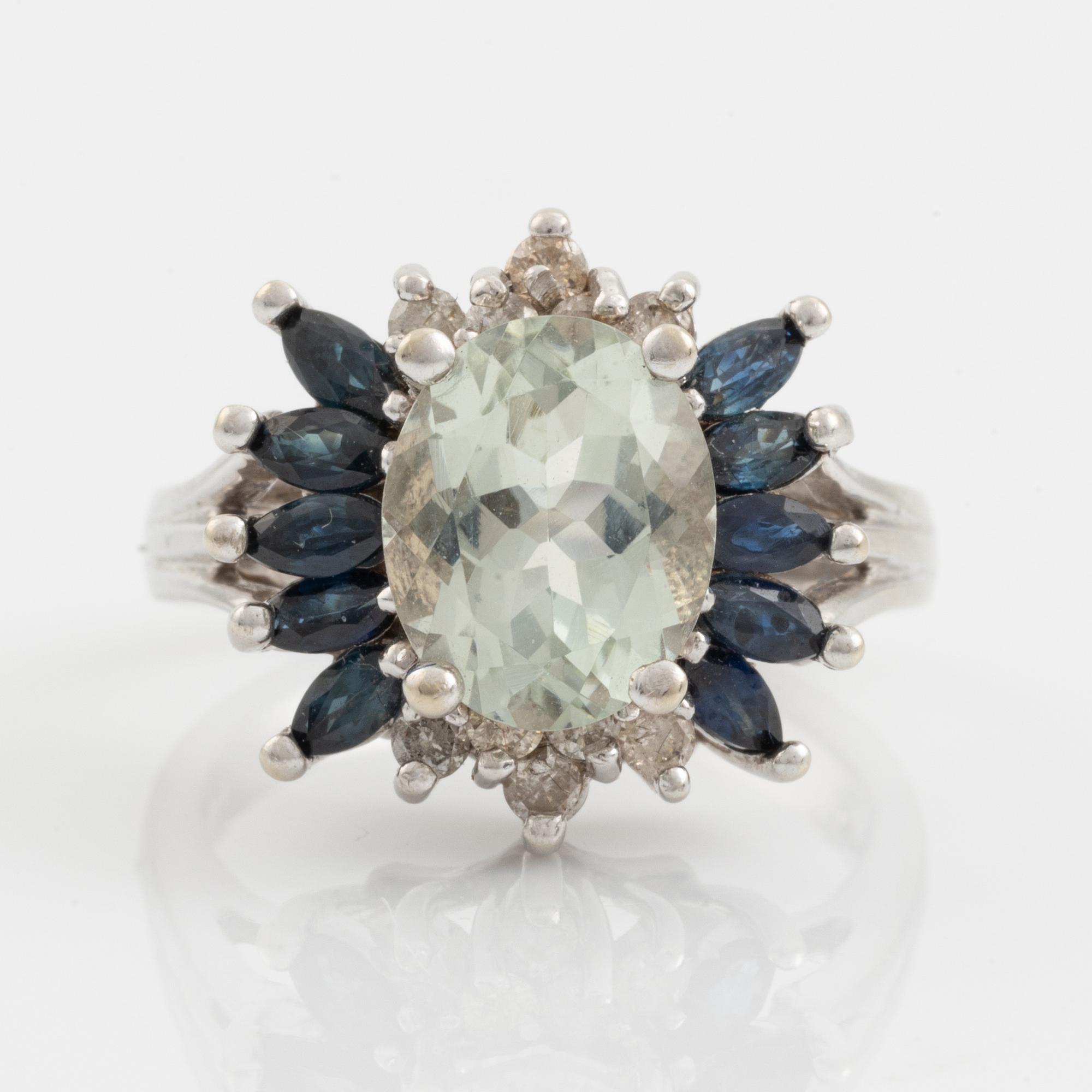 Ring 14K guld med fasettslipad grön kvarts, safirer och runda briljantslipade diamanter.