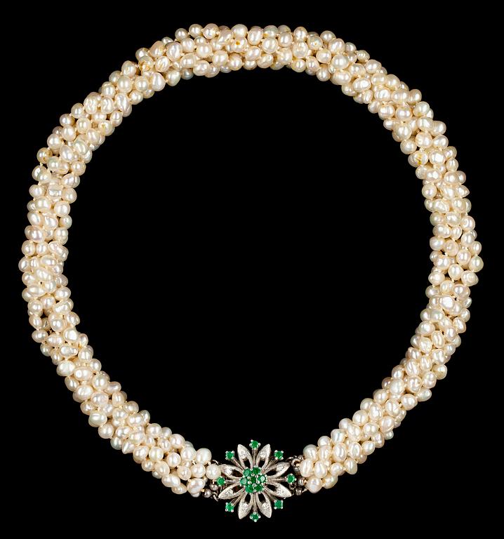 COLLIER, 6 rader odlade barocka pärlor, ca 5 mm, med lås med smaragder och diamanter.