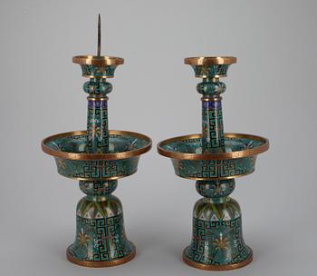 LJUSSTAKAR ETT PAR, cloisonné emalj, Kina 1910-1930, signerade Lao Tian Li.