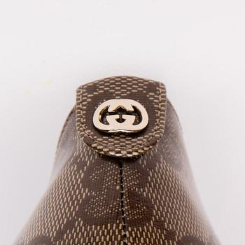 SKOR, Gucci.