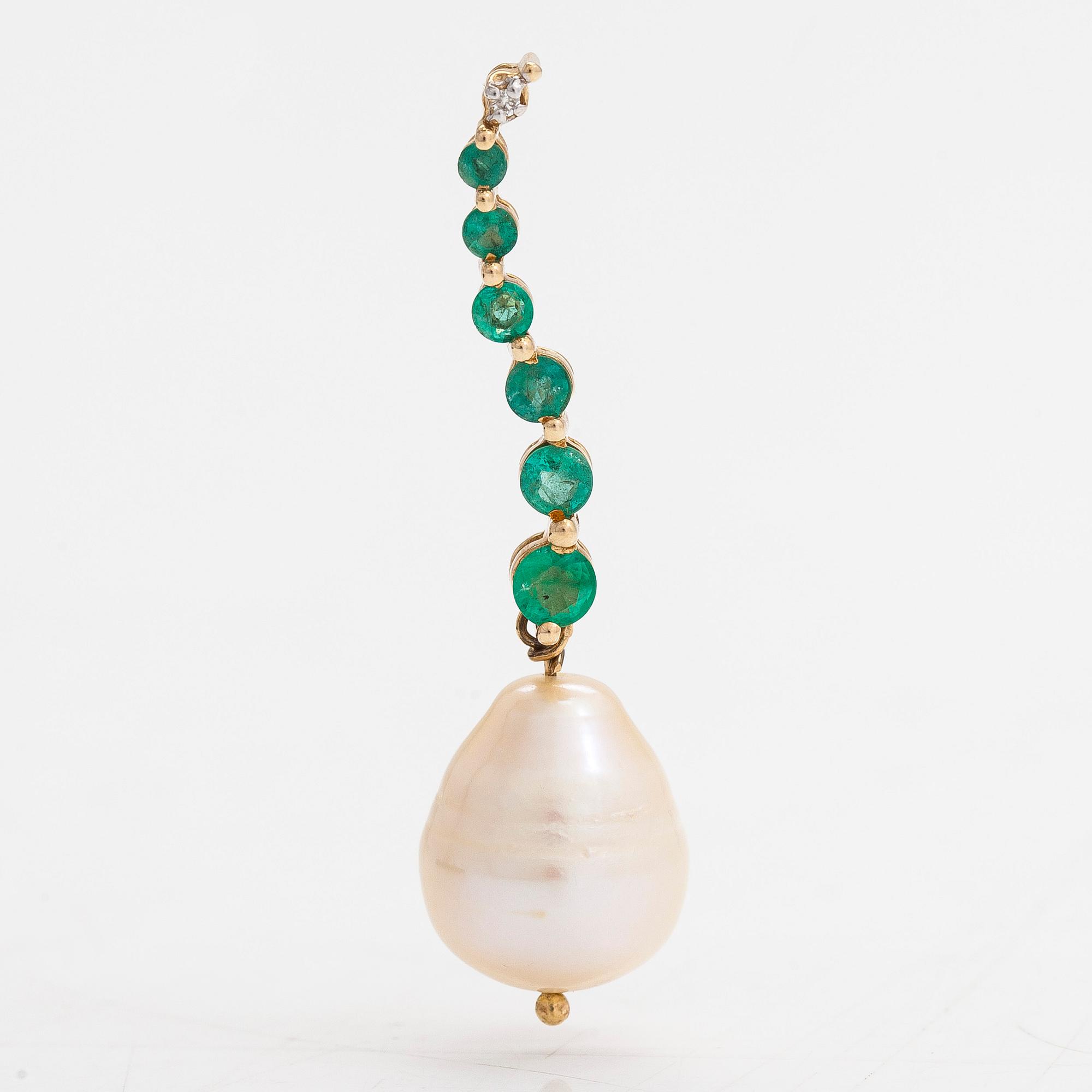 Hänge, 14K guld, smaragder, diamant och odlad barockpärla, London.