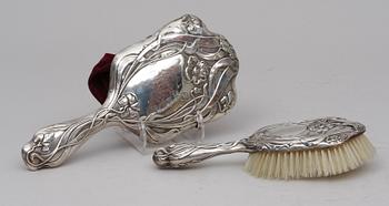 HANDSPEGEL samt BORSTE, silver. England, Birmingham, 1906.