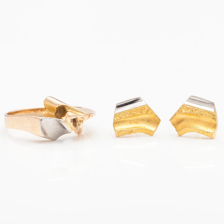 BJÖRN WECKSTRÖM, A 14K gold and platinum ring "Episode" and 18K gold earrings "Touch". Lapponia 1991.