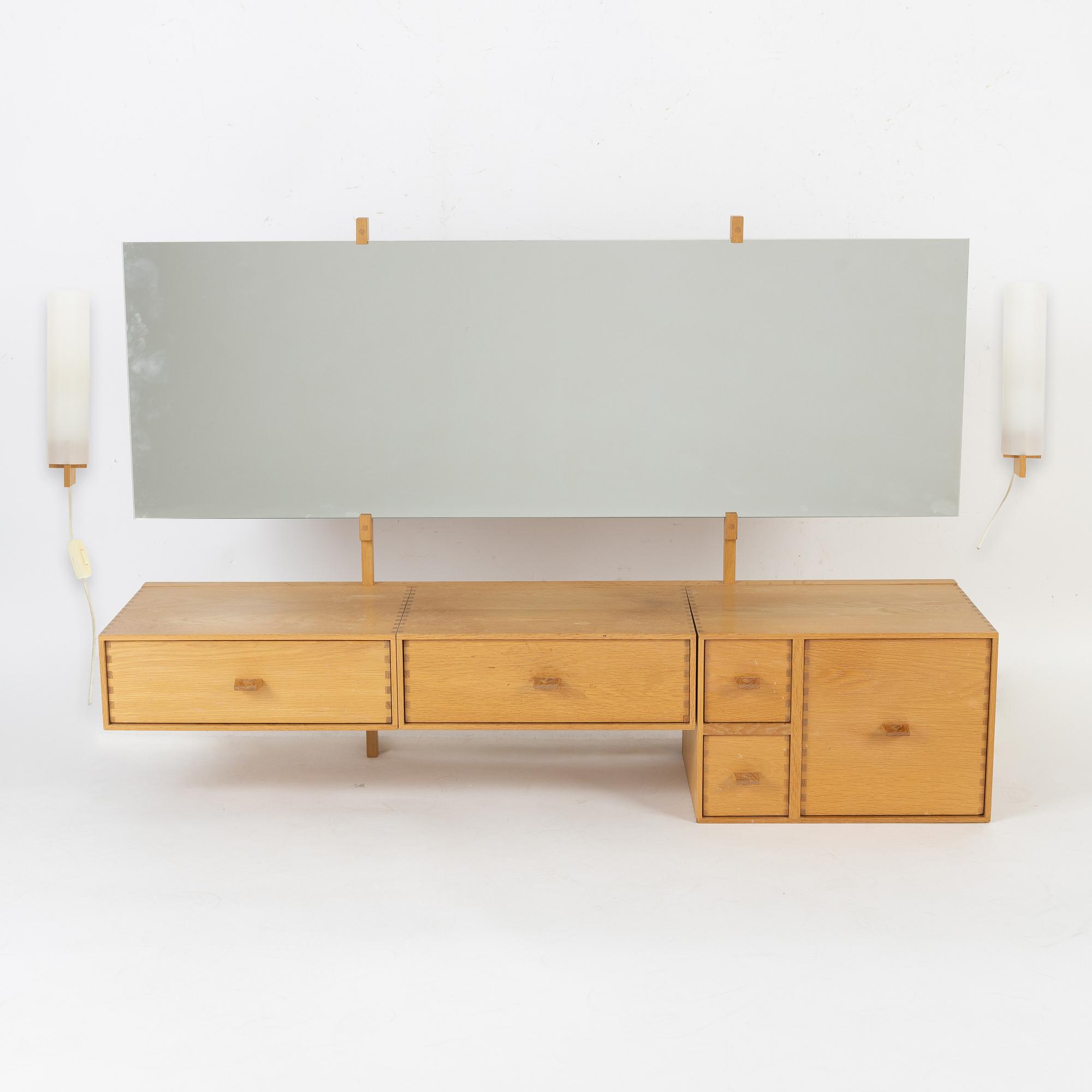 Sminkbord med spegel samt ett par vägglampor, Luxus, Vittsjö.