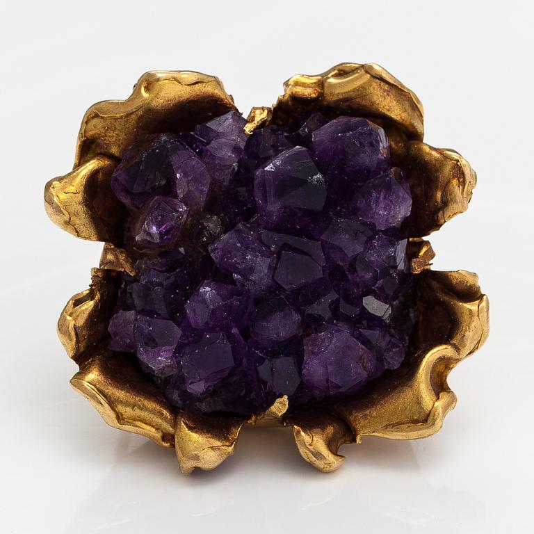 Reino Saastamoinen, An 18K gold and ametyst brooch. Helsinki 1973.