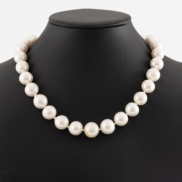 Collier med odlade sötvattenspärlor, lås 18K guld.