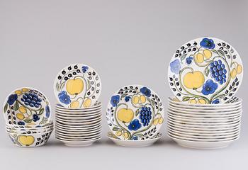 BIRGER KAIPIAINEN, a 69-pcs 'Paratiisi' tableware set for Arabia, latter half of the 20th Century.