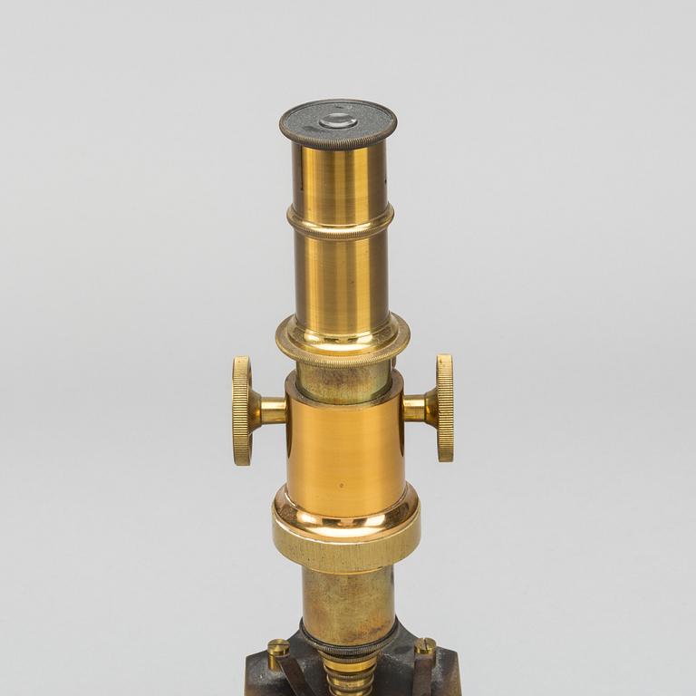 A moncular microscope around 1900.