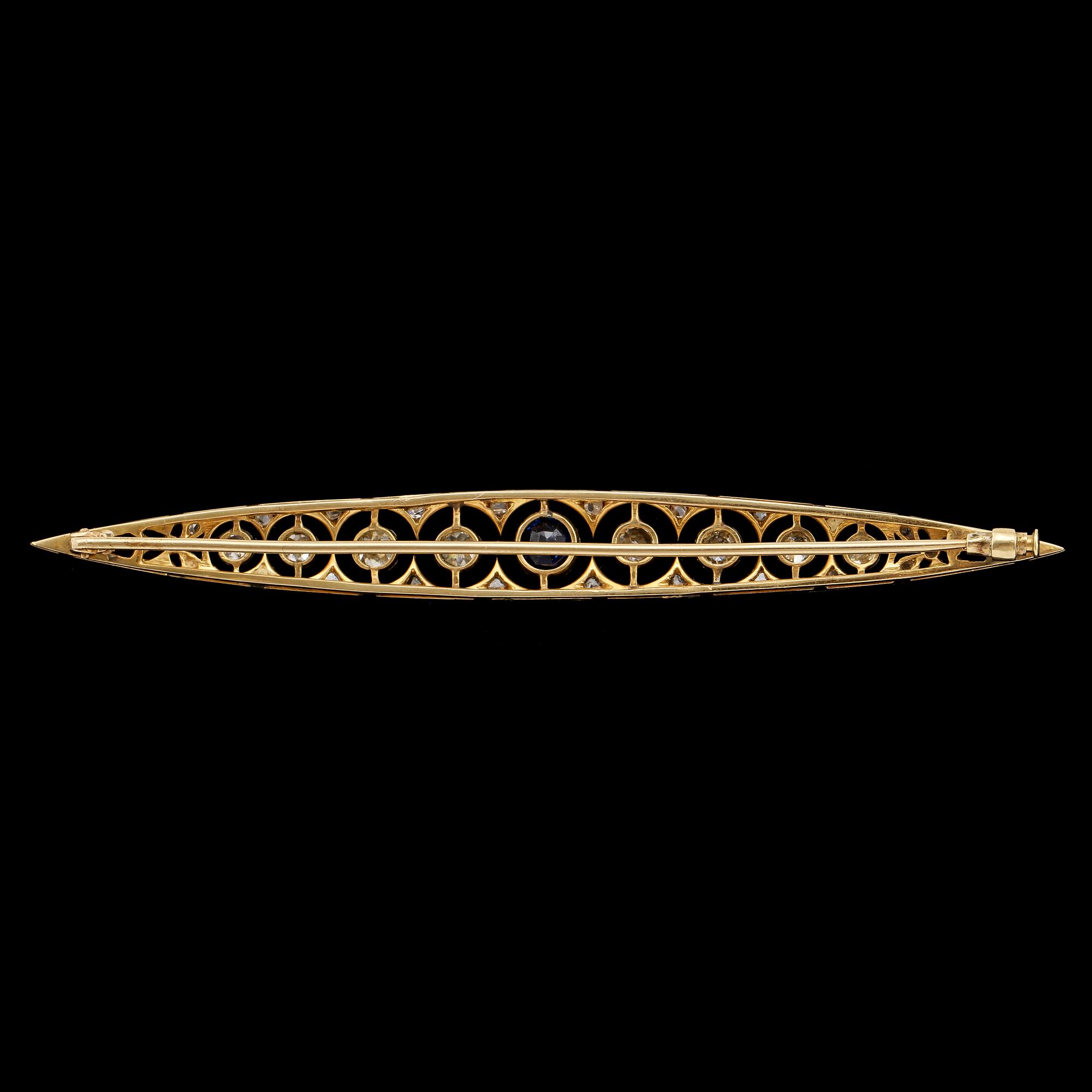 BROSCH 14k guld och silver med 8 gammalslipade diamanter, fasettslipad blå safir och 21 små diamanter. Vikt 9 g.