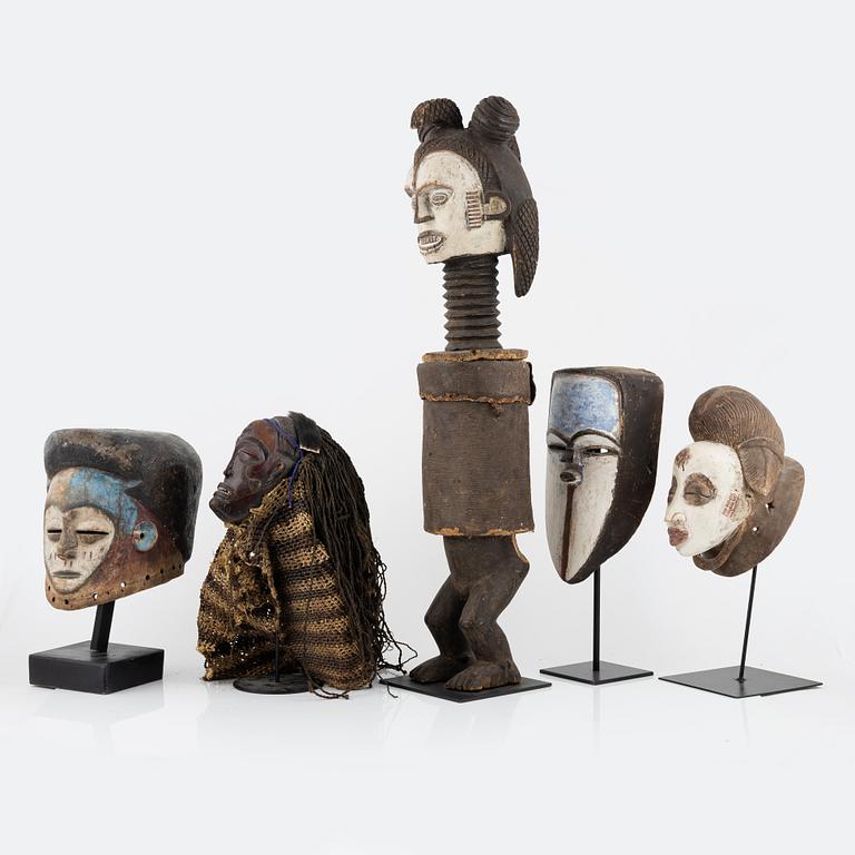 Skulpturer och masker, 5 st, enligt uppgift från Puno, Gabon, Igbo, Nigeria, Vuvi,Gabon, m.m, 1900-talets andra hälft.