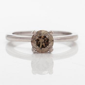 Ring, 14K vitguld, med rund briljantslipad diamant. Med IGI report.