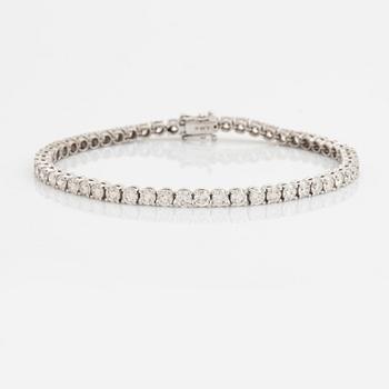 Brilliant-cut diamond tennis bracelet.