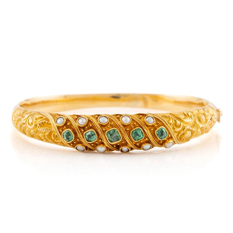 A bracelet in 18K gold with emeralds and pearls, 19th century.