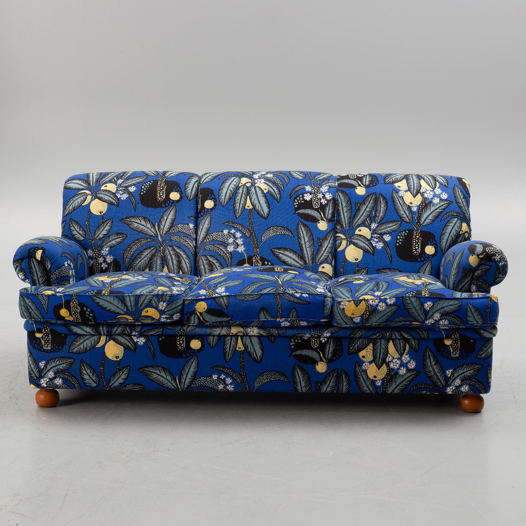 Josef Frank, a model 703 sofa, Firma Svenskt Tenn.