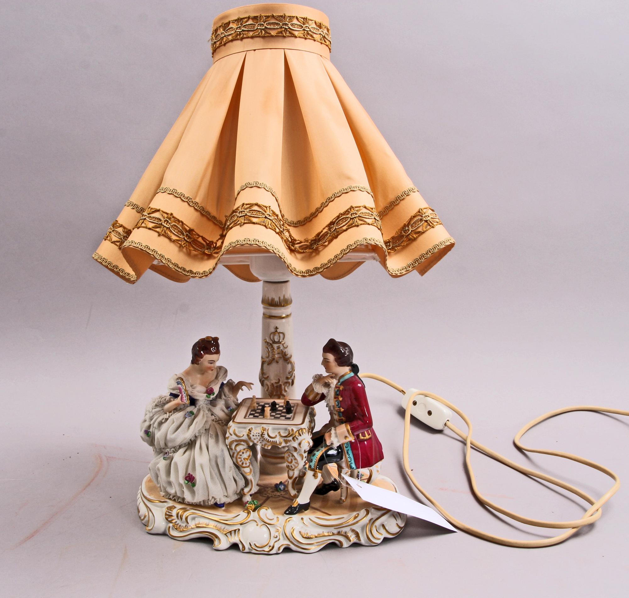 BORDSLAMPA, porslin, Tyskland. Nyrokokostil.