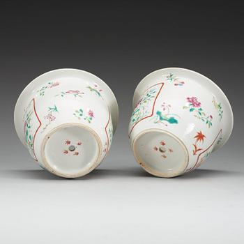 YTTERFODER, ett par, porslin. Republik, 1900-talets första hälft, med Qianlong fyra karaktärers märke.