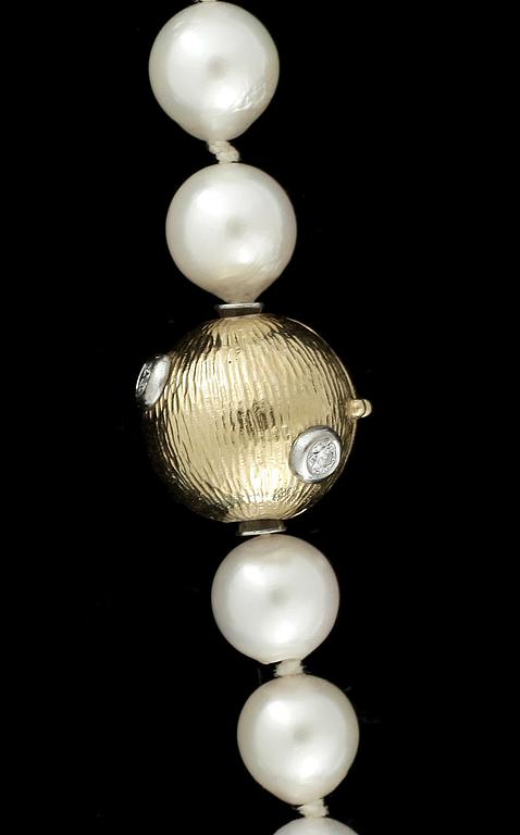 COLLIER, lås av 18k guld med briljantslipade diamanter, odlade pärlor, Ole Lynggaard, Danmark.
