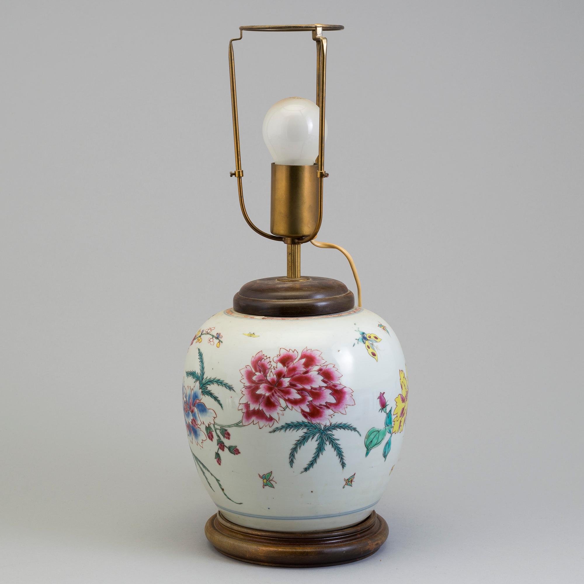 A Chinese Export porcelain jar converted to a table lamp decorated in famille rose. Qing dynasty, 19th century.