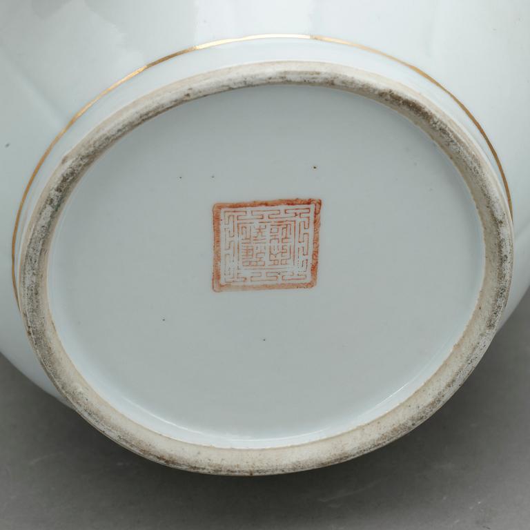KÄRL MED LOCK, porslin, Kina, 1800/1900-tal.