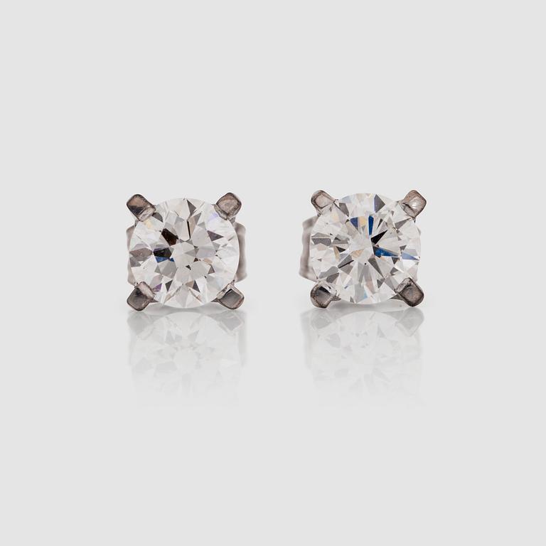 A pair of brilliant cut diamond, 0.90 ct/0.90 ct H/VVS1, earstuds.
